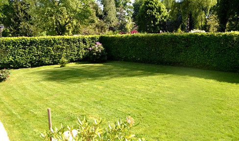Living in a Green Environment: Bright 2-room apartment with access to a garden and partial furnishings.