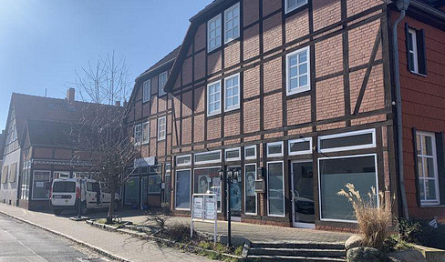 Well-maintained attic apartment with access to a private garden, centrally located in Wennigsen.