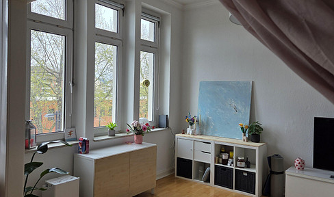 Urban living in a prime location: 3-room apartment in a historic building with a balcony, close to Solingen train station.