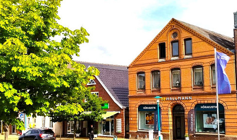 High-yield townhouse in Bredstedt, located in a prime A-class location on the market square.