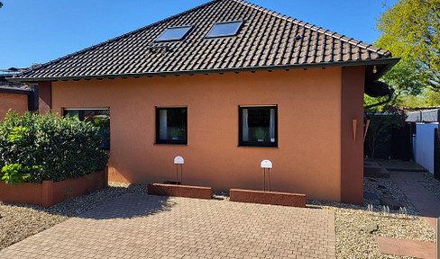 Living and working under one roof – a detached house with a permitted commercial space and a separate entrance.