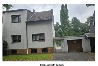 Close to nature, yet right in the heart of the action! Spacious semi-detached house in Essen-Borbeck.