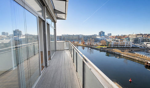 Living above the Spree River: Penthouse with a West-facing terrace and skyline views.