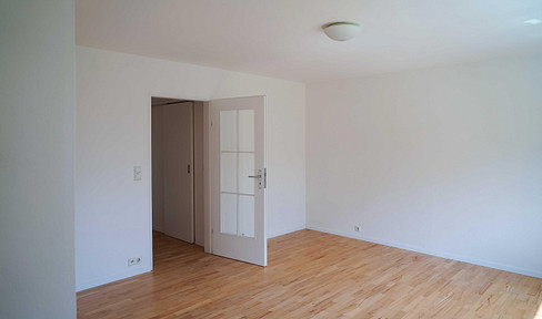 Bright, sunny 1-bedroom apartment in the Parkstadt Solln district – newly renovated and commission-free.