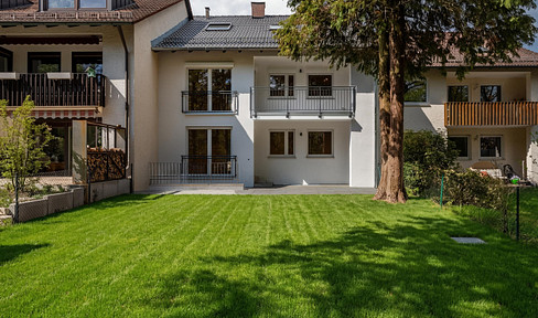 Your new home: Exclusively modernized 4-room apartment with a large garden.