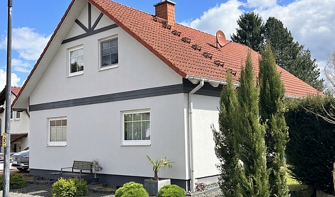 Modernes vollunterkellertes Einfamilienhaus in ruhiger Feld- und Waldrandlage topgepflegt
