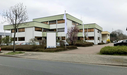 Office and storage space ranging from 150 m² to 500 m², located in a prime location in Hannover-Lahe, with excellent access to the motorway and public transportation.
