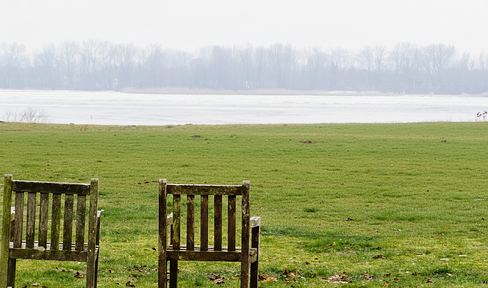 Mid-terrace house with a view of the Elbe river, located on the outskirts of Hamburg.