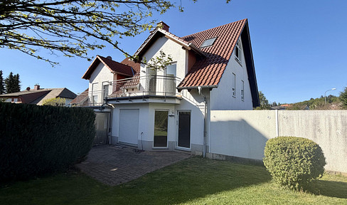 Semi-detached house with basement and fitted kitchen in Trippstadt.