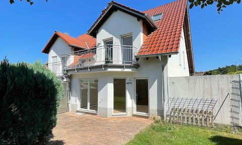 Semi-detached house with basement and fitted kitchen in Trippstadt.
