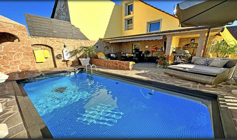 House with a Mediterranean feel, featuring a large terrace, outdoor pool, and a separate apartment.