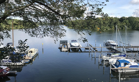 Sea view • Corner apartment with lots of light • Balcony overlooking the water • High-quality renovated.