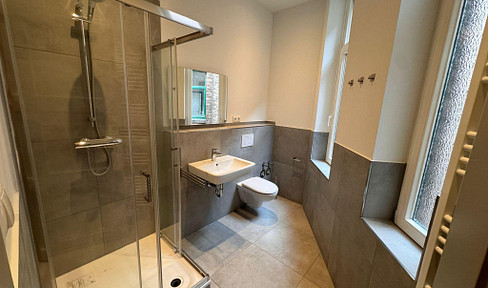 Completely renovated 3-room apartment with fitted kitchen.