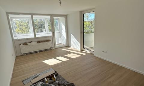 Beautifully renovated 4-room apartment with a balcony, loggia, fitted kitchen, and underground parking space in Erlangen!