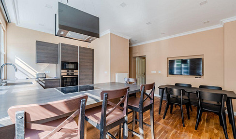 High-quality renovated 3-room apartment with garden.