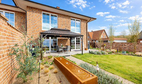 Exclusive semi-detached house (with the character of a detached house), featuring top-quality finishes: Completely modernized in 2024.