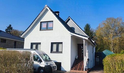 No fees! Large single-family home in a green, peaceful location.
