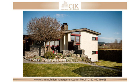 Charming single-family house with a garden and three garages, located in Roding-Wetterfeld.