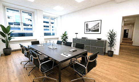 Renovated, bright office space near Rödingsmarkt – 4 rooms, ready for occupancy.