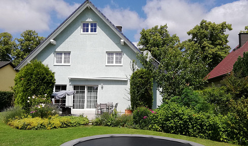 Stylish single-family home with a large plot of land and versatile usage possibilities.