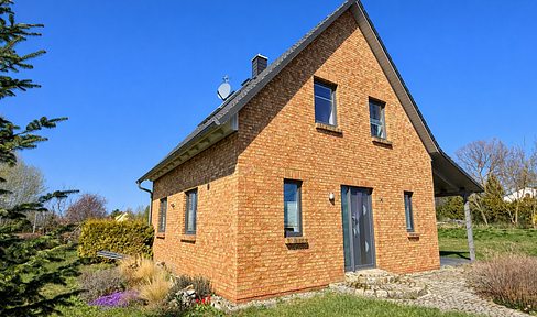 Energy-efficient house in a quiet location – includes fiber optic internet and train access – no commission fees.