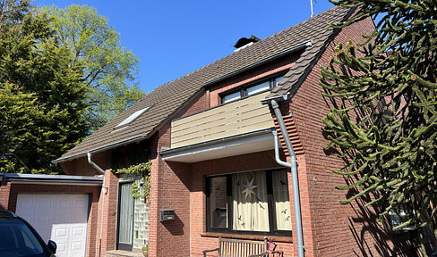 Detached single-family house with a garden, terrace, and garage in Willich-Neersen - no commission fees.