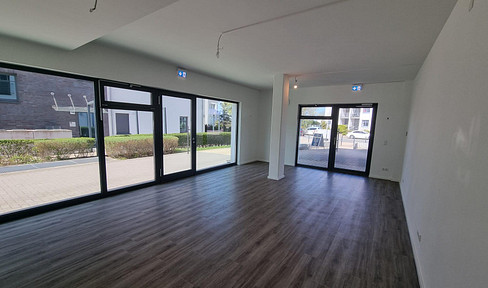Modern commercial space near the Niendorf pier – office, practice, or bistro for rent.
