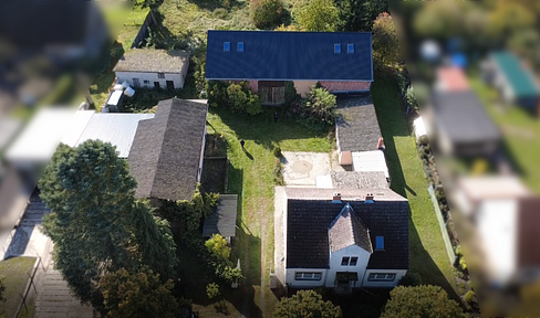 Geschützter Vierseithof mit mehreren Nebengebäuden und weitläufigem Garten