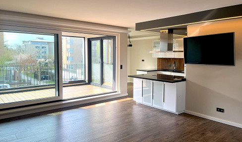 High-quality, modern apartment suitable for all ages, with a balcony and a bathroom featuring a whirlpool, located near a lake.