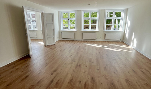 Available now! Renovated 3-room apartment in a historic building, located in the city center.