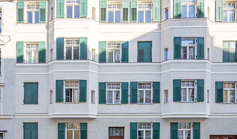 High-quality renovated apartment in a historic building, featuring a designer built-in kitchen, custom-made carpentry, a balcony, and a parking space.