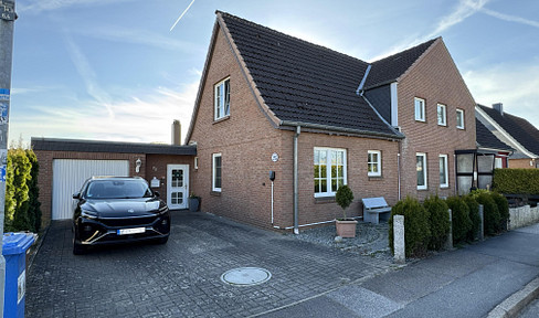 Well-maintained semi-detached house with a garden, outbuilding, and charging station for electric vehicles, located in Lübeck-Kücknitz.