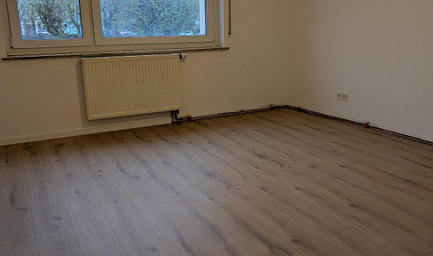 Modernized 3-room apartment with balcony and fitted kitchen.