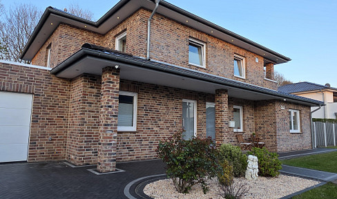 Exclusive dream home built in 2012, situated on a beautiful plot of land, including a garage. It's a solid-built house in a quiet location.