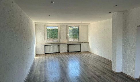 Dahlhausen: Renovierte 3,5 Zimmer EG Wohnung mit großer Terrasse + Garage