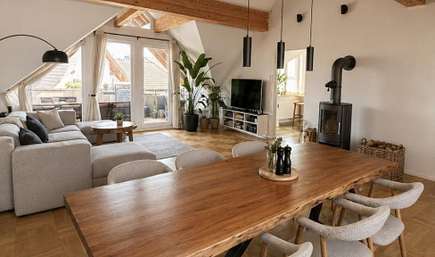 Bright, newly renovated 139 sq m attic apartment with a fireplace, 2 balconies, and parking spaces.