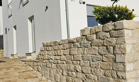 Von privat: neuwertige DHH mit Garage