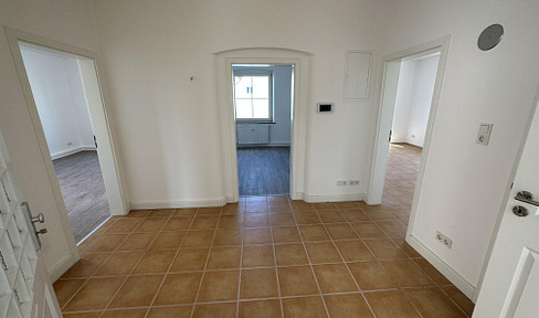 Renovated and centrally located, this 95 sqm, 3-room apartment features a lovely kitchen-living area, is suitable for a group of 3 students, and includes a garden in Amberg.