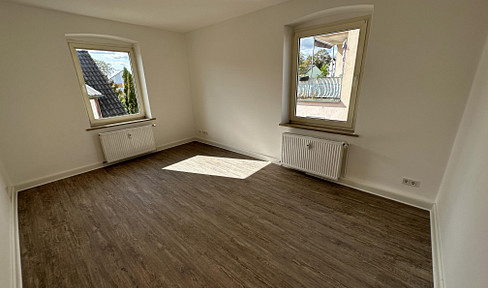 Renovated and centrally located, this 95 sqm, 3-room apartment features a lovely kitchen-living area, is suitable for a group of 3 students, and includes a garden in Amberg.