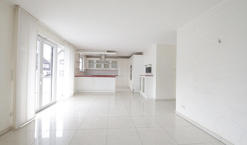 Bright, elegant 3-4 room apartment, approximately 100 square meters in size, located in a quiet area near the Weitmarer Holz forest.