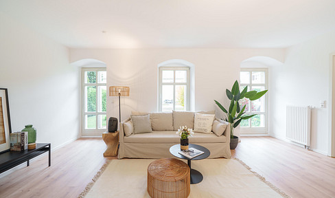 Beautiful 4-room apartment, newly renovated and ready to move in.