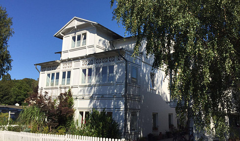 Stylish 2-room apartment with garden, newly renovated and furnished.