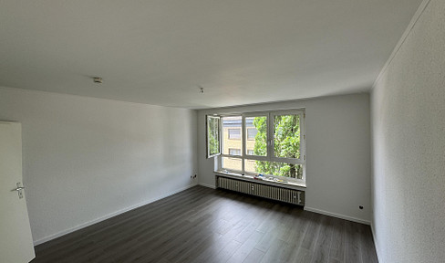 Spacious 2.5-room apartment located in the city center, with a parking space for a car.