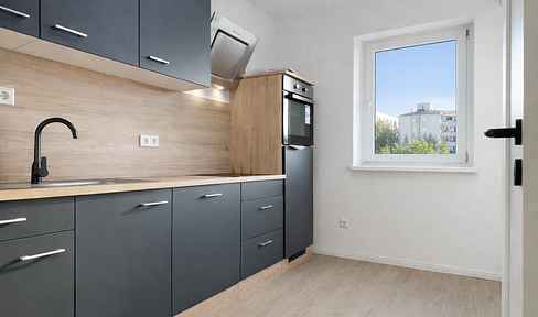 Completely renovated 1.5-room apartment with a balcony in a prime location, Landshut - Ideal for investors.