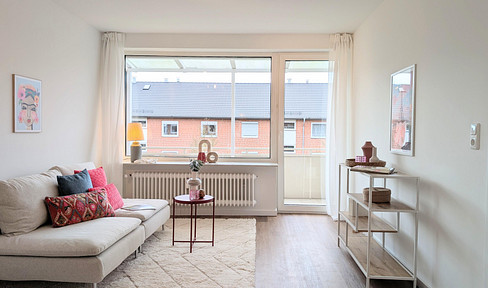 Apartment with 2 rooms, balcony, and garage – available without a chain, ideal for owner-occupiers or investors.