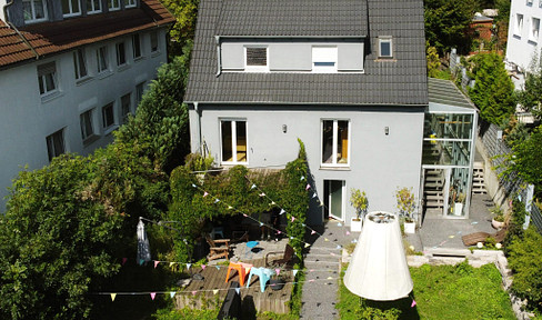 Spacious single-family home with 8 rooms, a garage, and parking space, located in Korntal-Münchingen/Kallenberg.