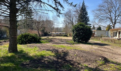 Building plot - unique waterfront location - ideal for commuters.
