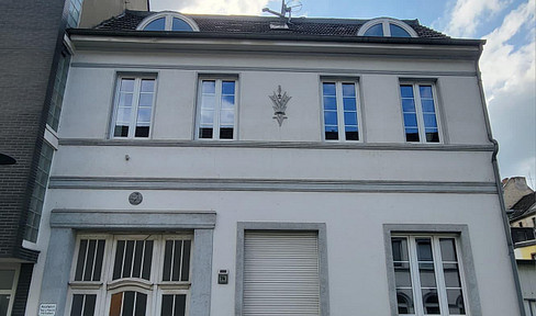 Unique townhouse with a loft-style feel, featuring 3 units, an office, a terrace, and a driveway – No commission!
