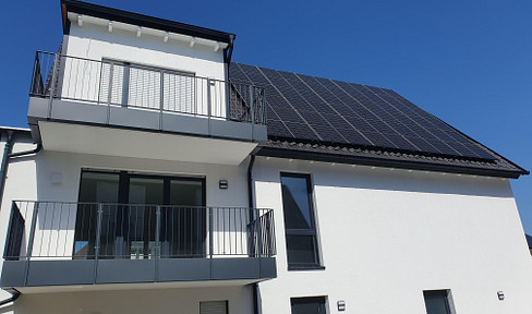 Top 3-room new construction apartment with fitted kitchen (98 m²) and KfW 40 energy efficiency standard, very bright with a large balcony, and a daylight bathroom, in a prime location.
