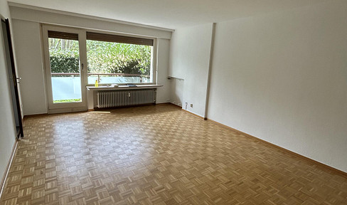 Well-maintained, ground-floor apartment with 1.5 rooms and a balcony.